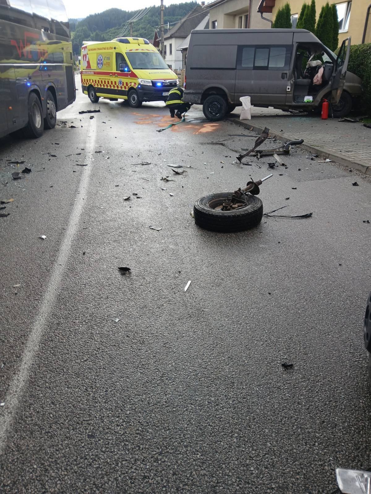 Hasiči zasahujú v obci Nižná pri dopravnej nehode dodávky, autobusu a cyklistu.
