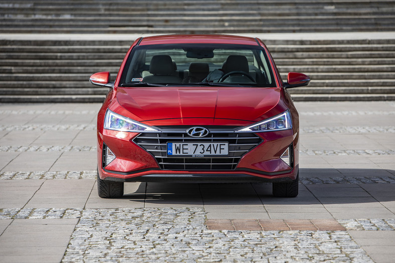  Hyundai Elantra 1.6 MPI 6AT - sedan w stylu azjatyckim