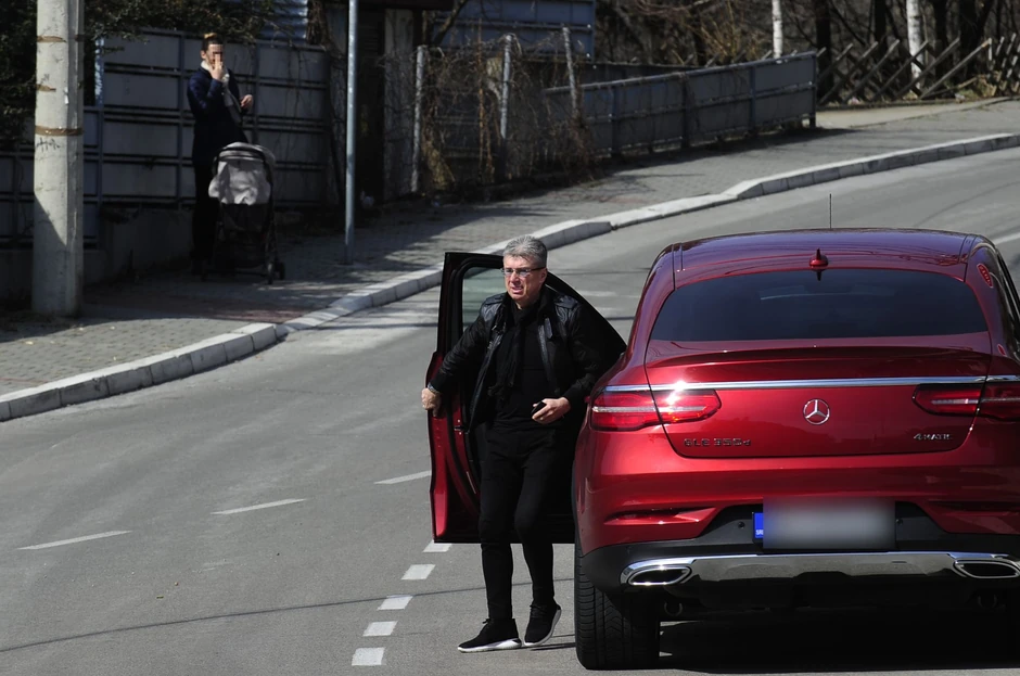 Saša Popović i Suzana Jovanović ispred kuće Jelene Karleuše