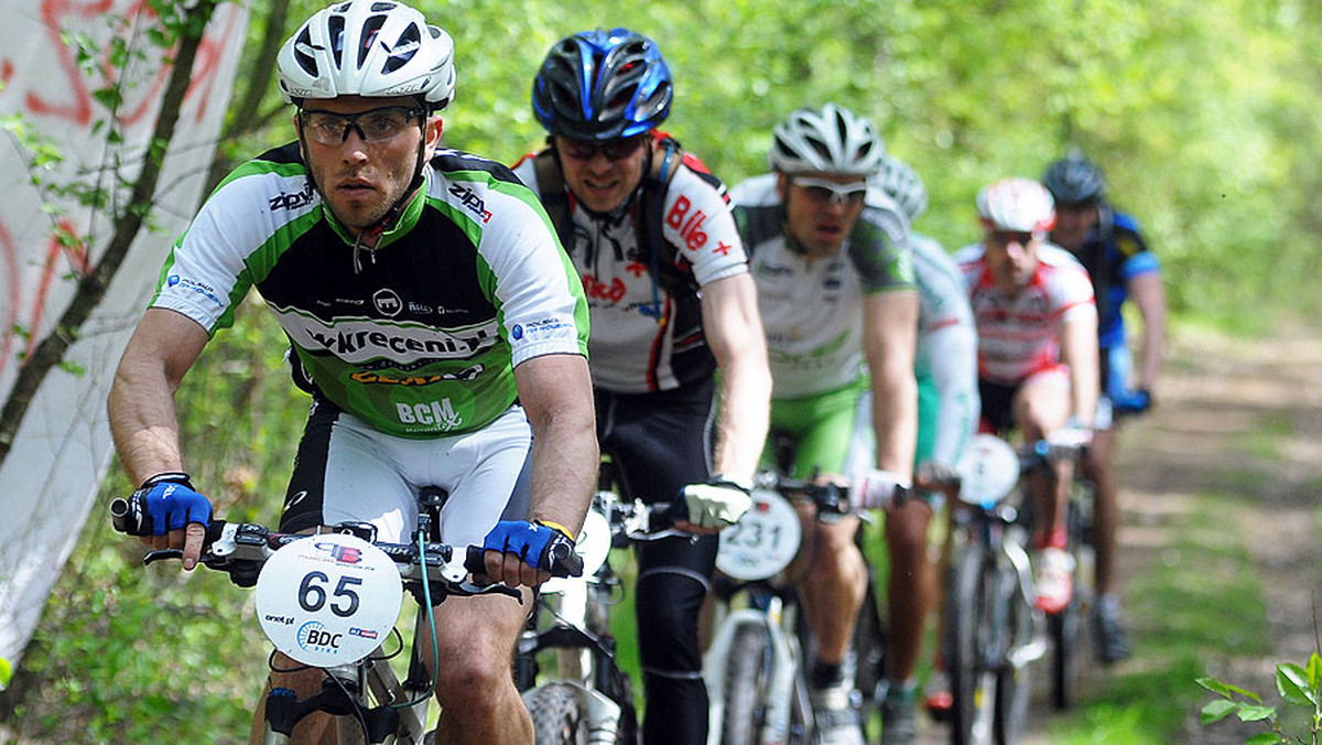 Padł rekord frekwencji w Poland Bike Marathon. Pół tysiąca miłośników dwóch kółek ścigało się w II etapie tegorocznego cyklu wyścigów amatorów na rowerach górskich w Nowym Dworze Mazowieckim. Poland Bike zagościł w tym mieście trzeci raz z rzędu, ale tym razem na zupełnie nowej trasie ze startem i metą w pełnym uroku "Lesie Dębinki".