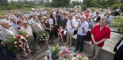 Gierek wiecznie żywy! Tłumy nad jego grobem!