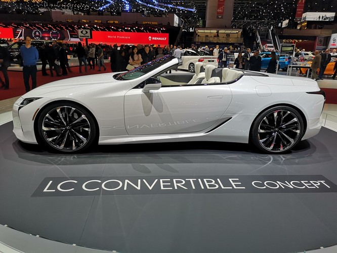 Gdyby małym chłopcom zamiast pierwszych igraszek z koleżankami z podstawówki śniły się samochody, to w moim przypadku byłby to właśnie ten kabriolet oparty na Lexusie LC500. Zachowywałem się przy nim jak szczeniak, który pragnie zaprosić dziewczynę do tańca na szkolnej dyskotece – podchodziłem do niego, odchodziłem i ponownie podchodziłem pewnie z 50 razy. Na trzeźwo, po winie, najedzony i głodny, sam, a nawet z kimś. Raz nawet już wsiadłem do taksówki i miałem wracać do hotelu, by odpocząć, ale jeszcze wyskoczyłem, niemal w biegu, by się z nim pożegnać. Innym razem nie dopaliłem do końca papierosa, bo stwierdziłem, że lexus zadziała na mnie bardziej pobudzająco niż nikotyna. Wyobrażam go sobie, jak stoi na podjeździe do mojego domu. Wyobrażam sobie nawet, jak sprzedaję mój dom z podjazdem, żeby móc go kupić. Fot. Łukasz Bąk