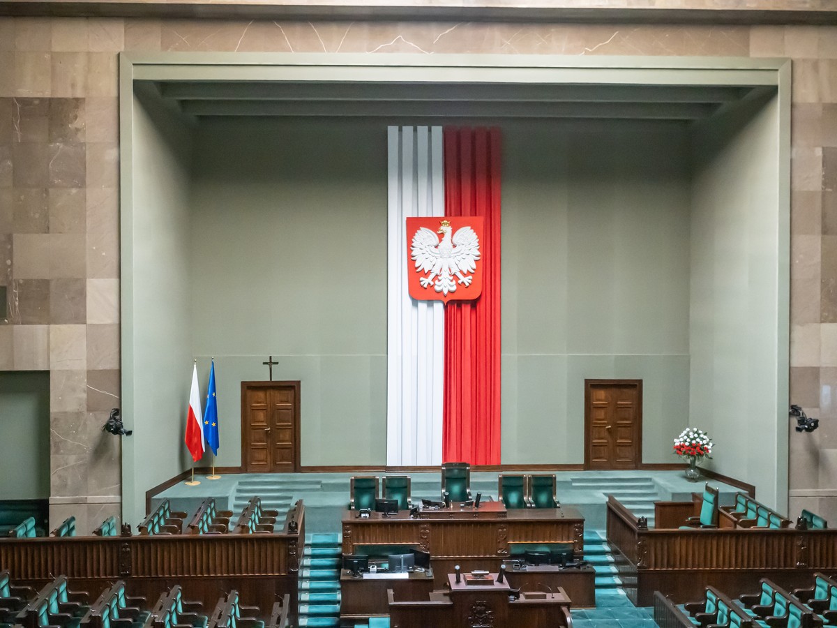 Nowe świadczenie dla setek tysięcy pracowników budżetówki: popłyną dodatkowe pieniądze. Jest odpowiedź rządu na apel ZNP