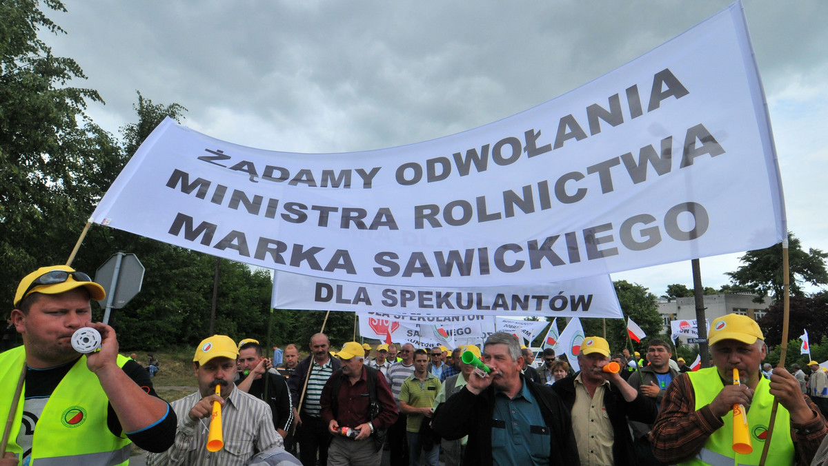 Ponad 200 dzierżawców gospodarstw rolnych od państwa i ich pracowników protestowało w Żninie przeciw polityce resortu rolnictwa. Przez dwie godziny blokowali drogę nr 5 Bydgoszcz - Gniezno.
