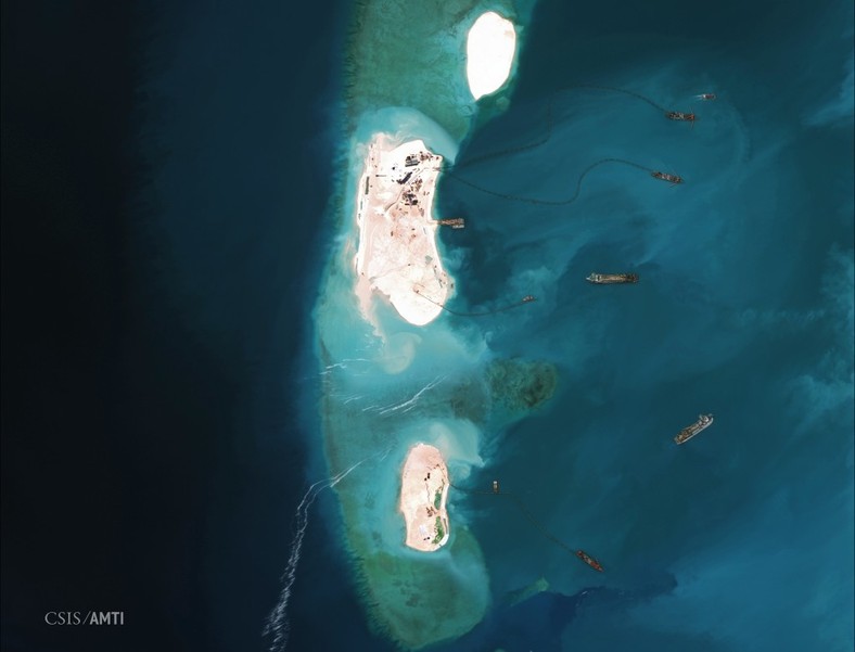 Budowa chińskich sztucznych wysp w pobliżu Wysp Spratly, źródło: Asia Maritime Transparency Initiative/Digital Globe