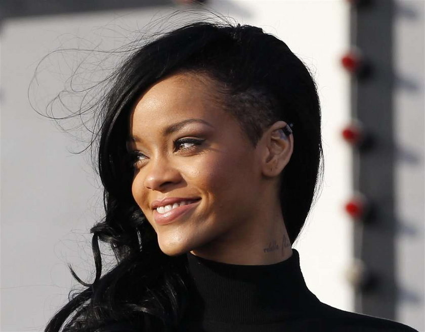 Rihanna czarne włosy 2012