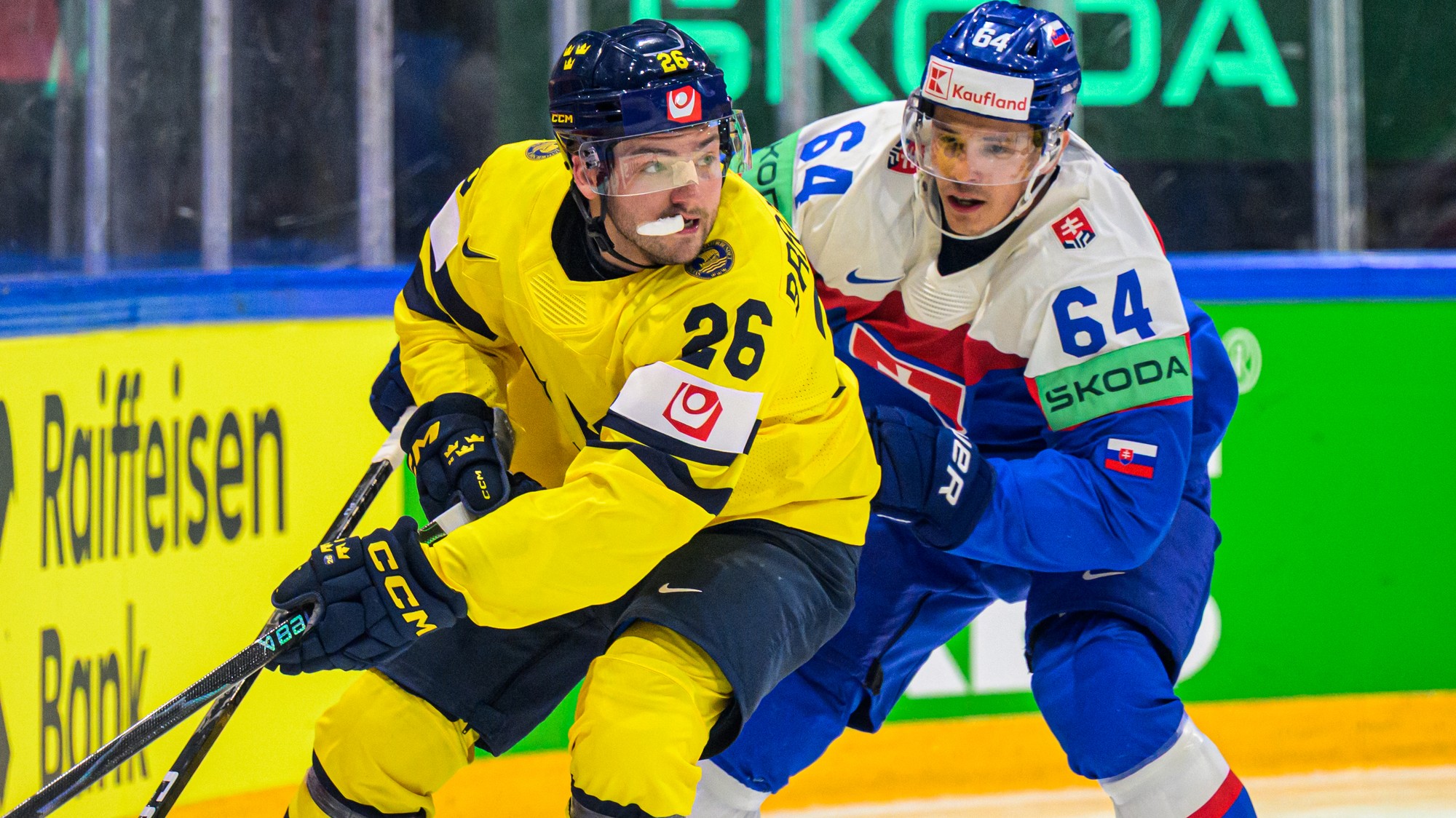 Vľavo hokejista Erik Brännström (Švédsko) a Patrik Koch (Slovensko). 