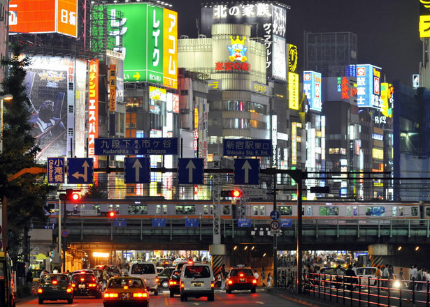 Shinjuku - dzielnica handlowo-rozrywkowa w Tokio. Fot. Bloomberg