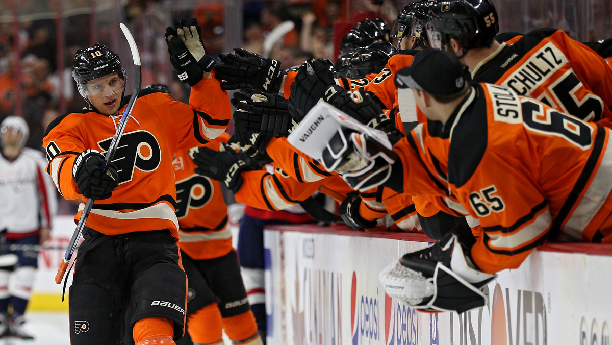 Philadelphia Flyers poradziła sobie z najlepszą drużyną sezonu zasadniczego Washington Capitals 2:1. Lotnicy są już o dwa punkty przed Detroit Red Wings w walce o dziką kartę, a mają do rozegrania jeszcze o jedno spotkanie więcej niż największy rywal. Drugi raz w historii NHL żadna drużyna z Kanady nie zagra w fazie pucharowej.