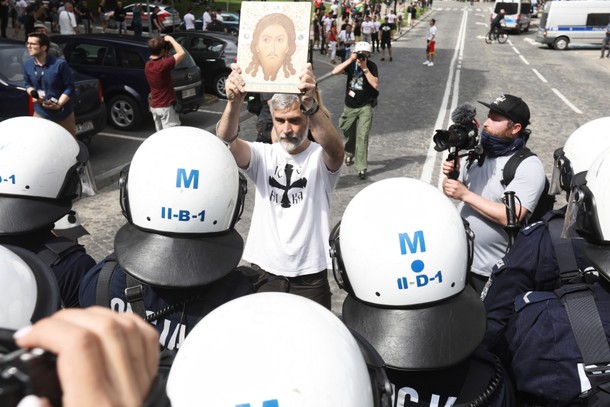 Przeciwnicy Pierwszego Marszu Równości, organizowanego przez Stowarzyszenie Tęczowy Białystok. 20.07.2020