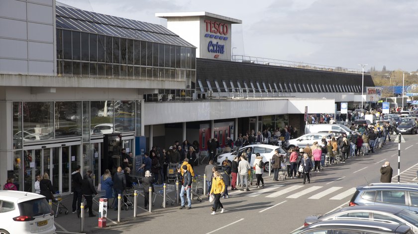 Koronawirus w Wielkiej Brytanii. Ponad 1000 osób w kolejce do Tesco!