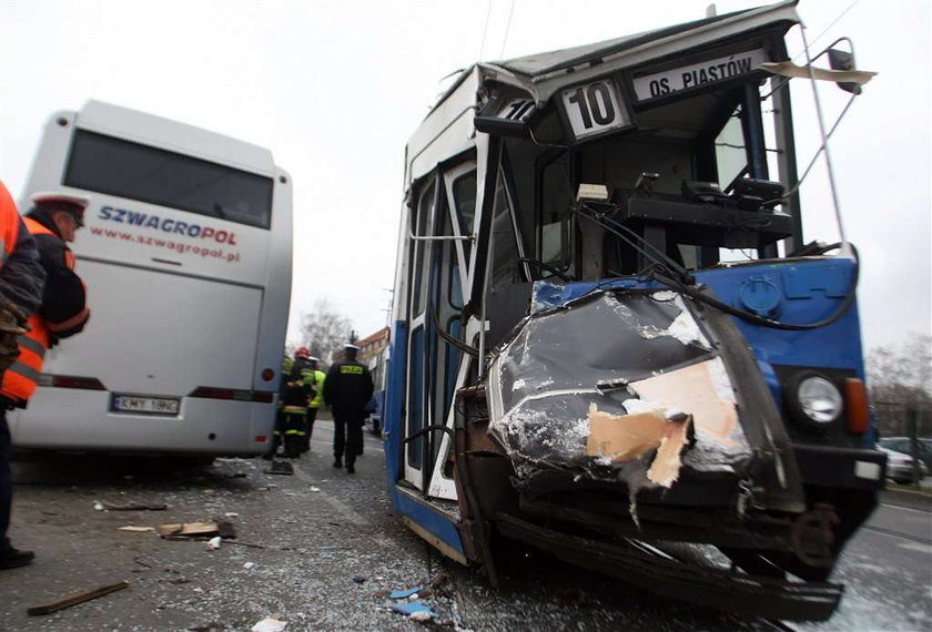 YPADEK AUTOKR ZDERZYL SIE Z TRAMWAJEM NA RONDZIE MATECZNYM KRAKOW