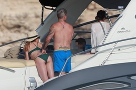 Spava sa TAŠTOM, sa ženom više nema SE*S - ranije buktalo od strasti pa PRESUŠILO: Ona mu redovno brije LEĐA I ZADNJICU i ne smeta joj celibat - veza kakvu retko ko ima