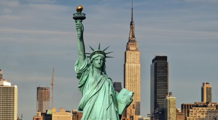 A Szabadság-szobor és mögötte New York látképe