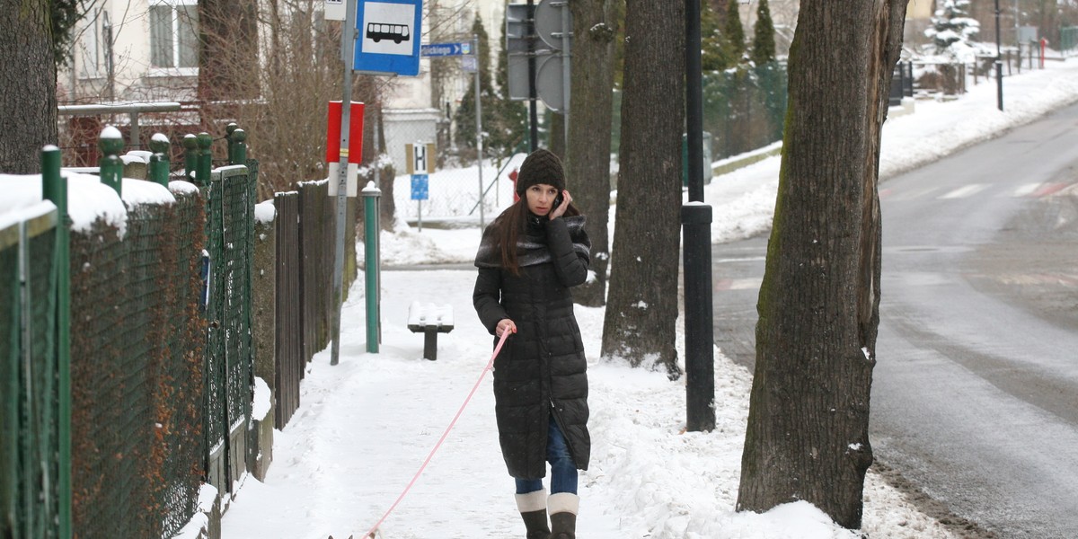 Marta Kaczyńska z pieskiem na spacerze