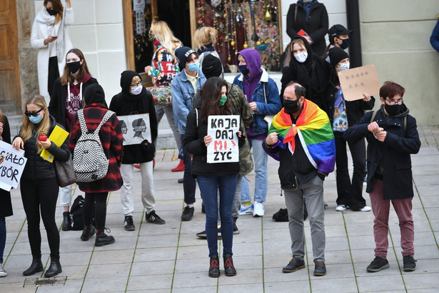 Skala ulicznego sprzeciwu spowodowała, że część posłów prawicy uznało, że posunęli się za daleko