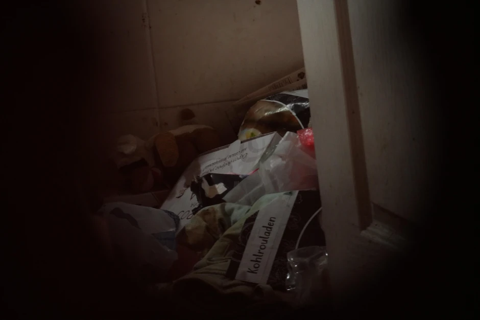 Smeće u kupatilu u kojem je bila zatočena devojčica