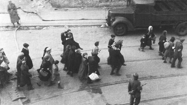 Mieszkańcy getta prowadzeni na Umschlagplatz. Zdjęcie zrobione z kamienicy, gdzie dziś mieści się szpital św. Zofii.