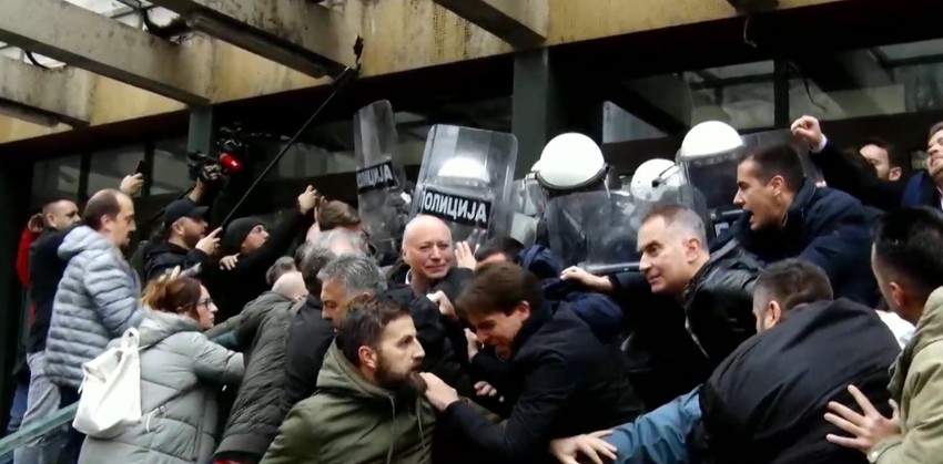 Koškanje ispred suda u Novom Sadu