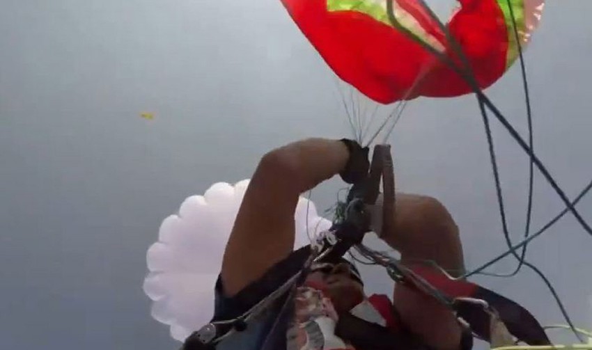 Jeziv trenutak za padobranca: Zamrsio mu se padobran