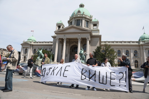 Protest prosvetnih radnika ispred Skupštine Srbije, obustavljen saobraćaj: Deo škola danas bez nastave (FOTO)