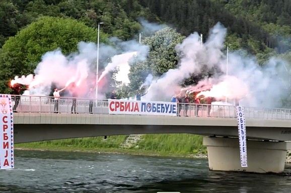 Transparenti "SRBIJA POBEĐUJE" i baklje u znak podrške Vučiću u Šapcu, Kragujevcu, Loznici, Kraljevu, Pirotu, Prijepolju... (FOTO, VIDEO)
