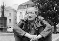 Jego matka zmarła młodo, ojca nie znał. Kto wychowywał Jana Himilsbacha?