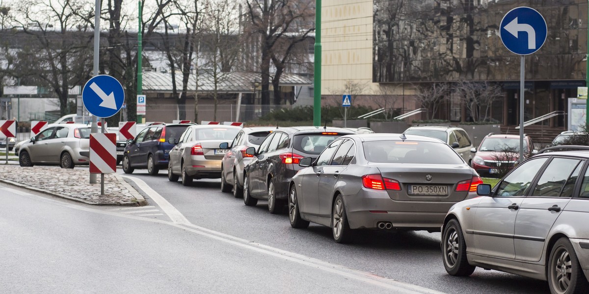 Ogromne korki po powrocie tramwajów na most Uniwersytecki