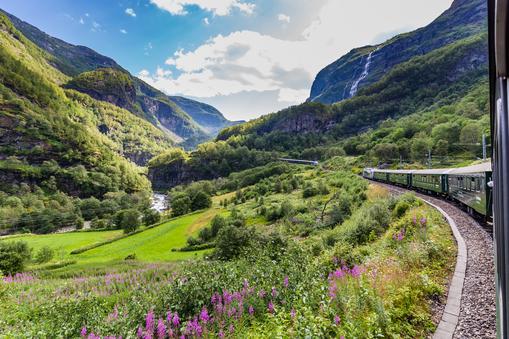 Pociąg na jednej z najbardziej znanych tras w Norwegii