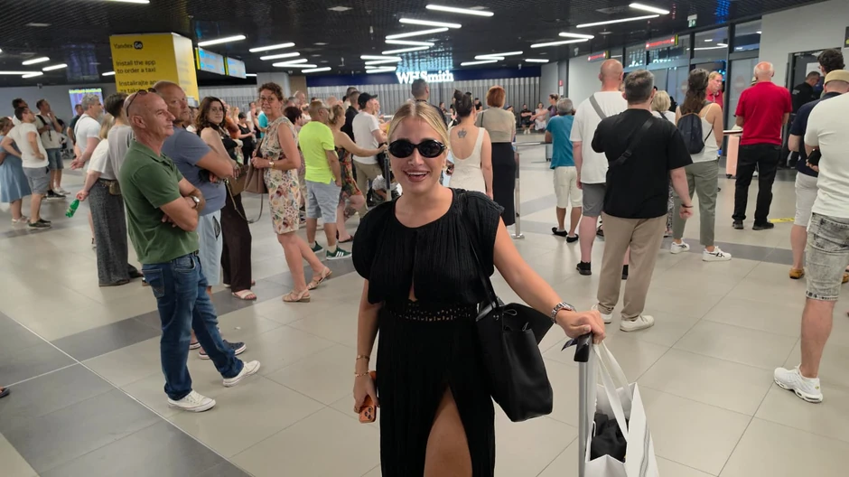 Milica Jokić na aerodromu 