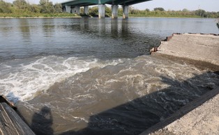 Awaria w oczyszczalni "Czajka". Most pontonowy zostanie spięty we wtorek