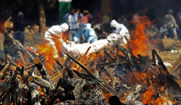 Kremacija žrtava kovida u Nju Delhiju  