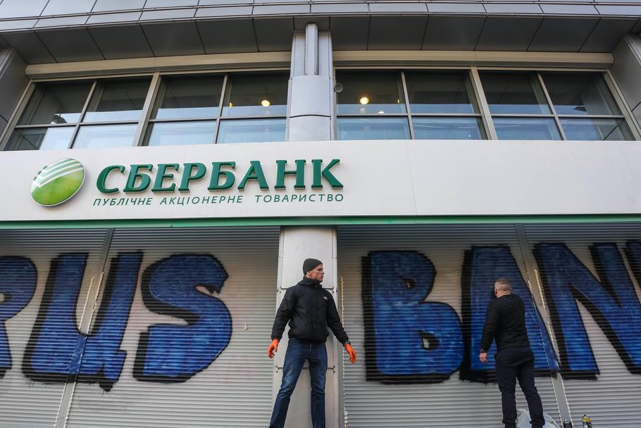 Protesters block Russian Bank In Kiev