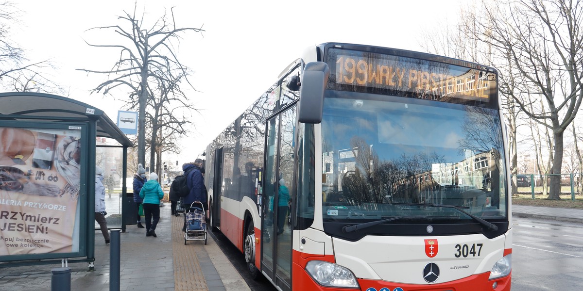 Uchodźcy z Ukrainy nieodpłatnie będą korzystać z komunikacji miejskiej jeszcze do końca kwietnia. 