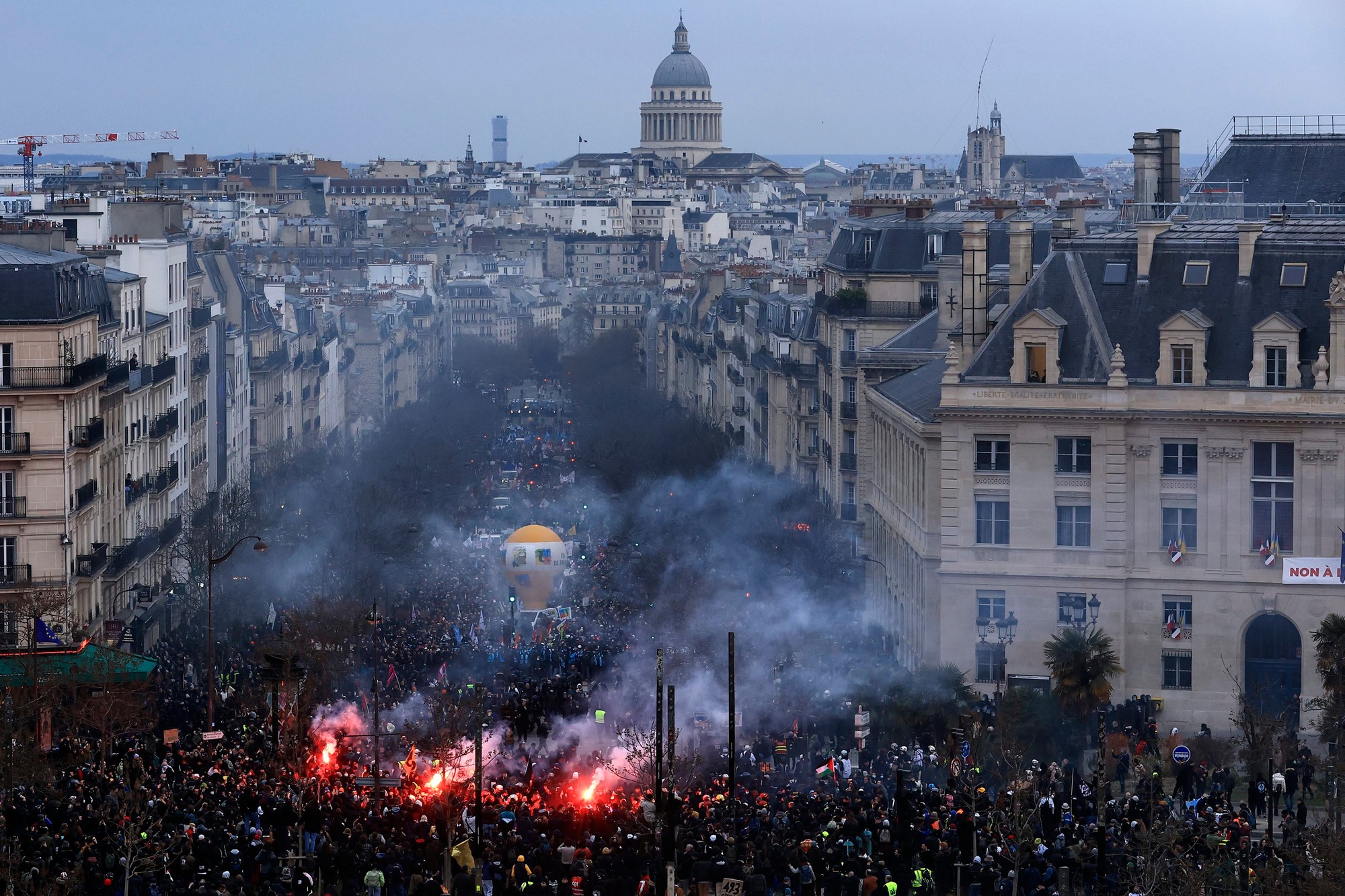 Proti návrhu dôchodkovej reformy protestovalo vo Francúzsku viac ako milión ľudí.