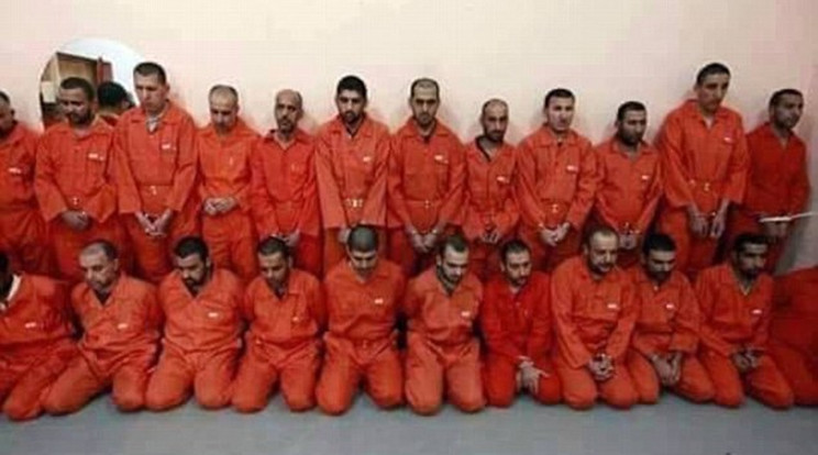 Az utolsó csoportkép a kivégzés előtt a tömeggyilkosokról