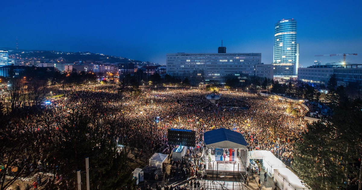 Tízezrek vonultak utcára a Fico-kormány ellen