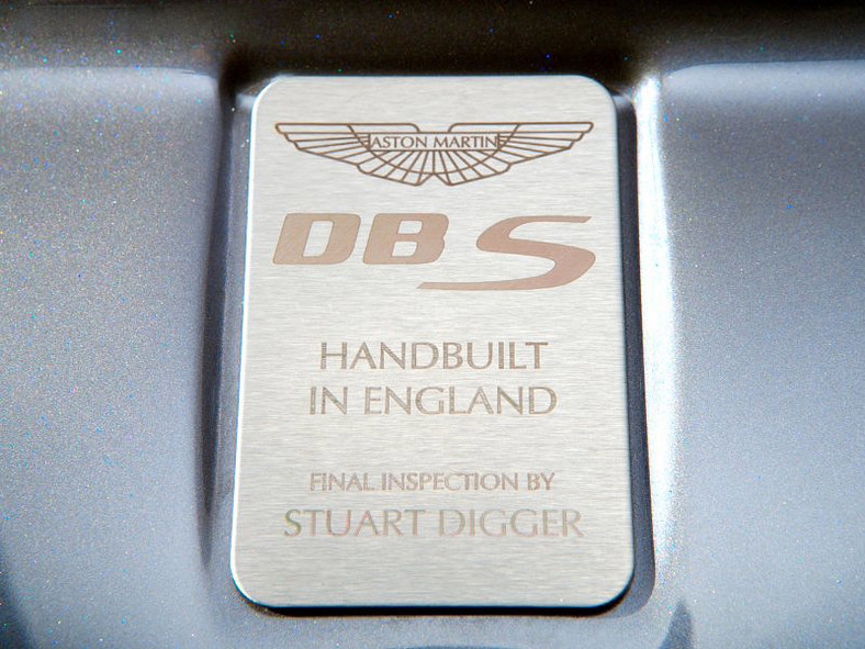 Aston Martin DBS – teoria spisku