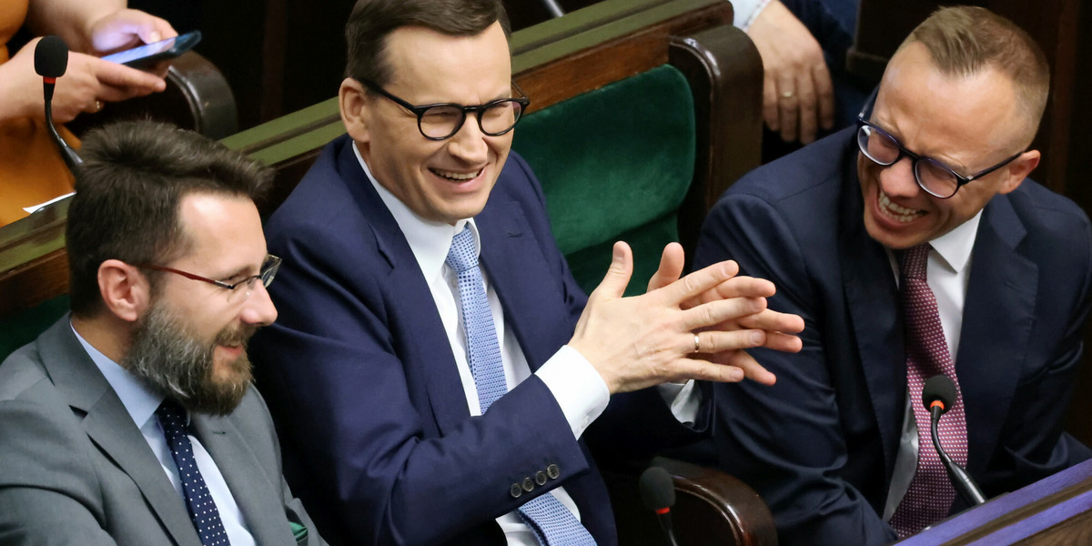 12 maja 2022 r. 54. posiedzenie Sejmu IX kadencji. Na zdjęciu od lewej: Radoslaw Fogiel, premier Mateusz Morawiecki, Artur Soboń.