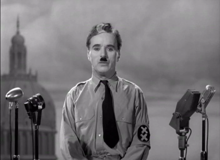Sławna końcowa scena z "Dyktatora": Charlie Chaplin gra żydowskiego fryzjera, który wygłasza pacyfistyczne przemówienie udając dyktatora