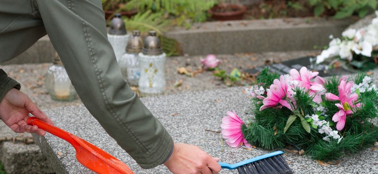 Sprzątanie grobów przed Wszystkimi Świętymi całkowicie ZA DARMO, ale tylko w tym mieście! Kto może skorzystać z usługi?