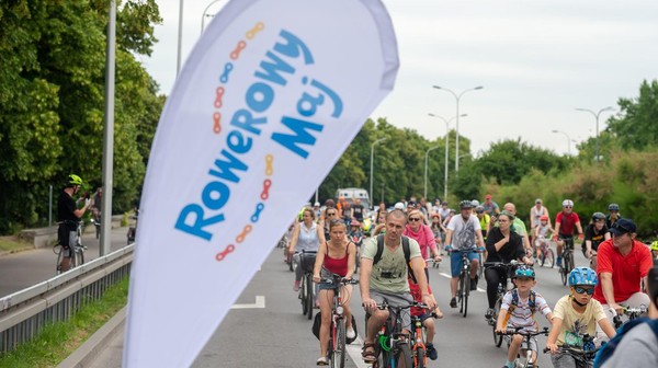 Rowerowy Maj to kampania społeczna, która zachęca dzieci, ale także rodziców i nauczycieli do podróżowania do szkoły i przedszkola rowerem, hulajnogą, na deskorolce, wrotkach.