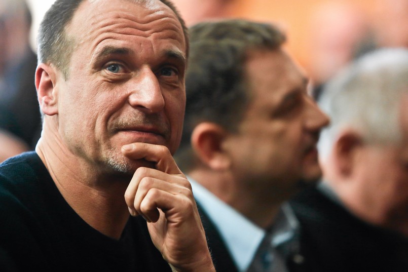 Nie chodzi nam o stołki - mówią liderzy Platformy Oburzonych. Zapewniają, że nie chcą wchodzić do polityki, a ich celem jest poprawa jakości demokracji w Polsce. Podstawowe postulaty? Zmiana ustawy referendalnej i konstytucji w zakresie dotyczącym rozpisywania referendum. Oburzeni chcą, by w sytuacji, gdy ana zostanie określona ilość podpisów, rządzący nie mieli wyboru i musieli przeprowadzić referendum na dany temat. Oni sami chcieliby głosowania na temat m.in. wprowadzenia jednomandatowych okręgów wyborczych w wyborach do parlamentów. Ale w Platformie Oburzonych znaleźli się nie tylko zwolennicy JOW-ów. Oto reprezentanci oburzonych środowisk, którym nie po drodze z rządem.