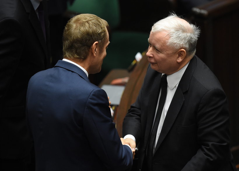 Donald Tusk (z lewej) i Jarosław Kaczyński (z prawej) w Sejmie (01.10.2014)