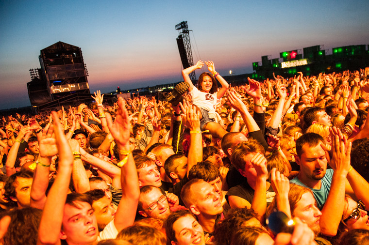 Publiczność pod sceną na festiwalu Heineken Open'er (fot. Monika Stolarska/Onet)