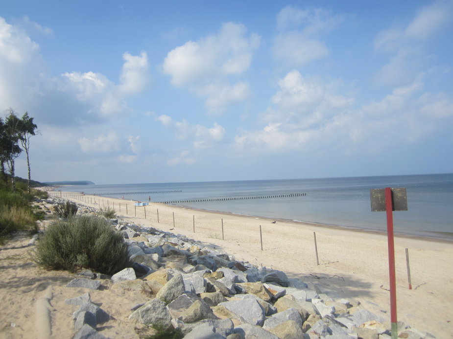 Plaża pomiędzy Niechorzem a Mrzeżynem w szczycie sezonu