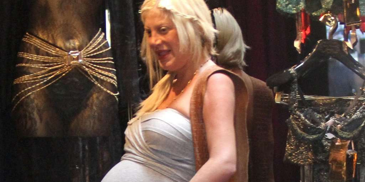 Tori Spelling zachwyca w ciąży