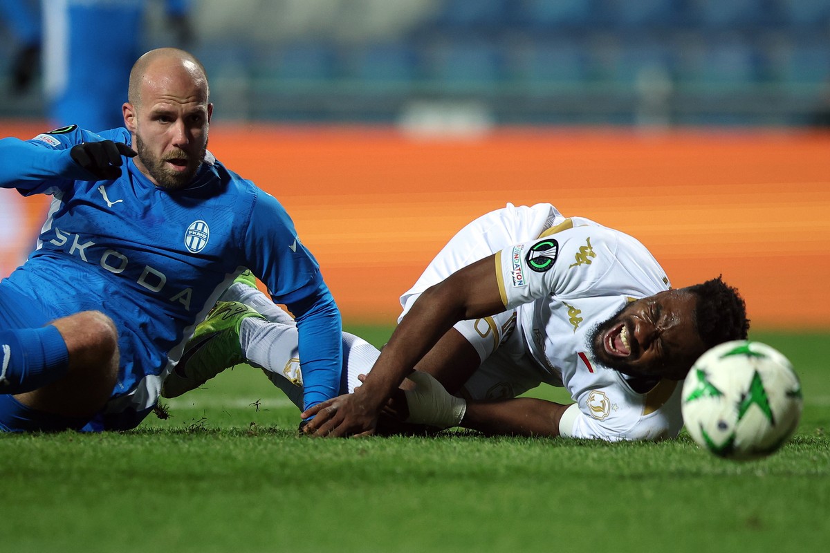 Zawodnik FK Mlady Boleslav Martin Kralik (L) i Afimico Pululu (P) z Jagiellonii Białystok podczas meczu fazy zasadniczej piłkarskiej Ligi Konferencji