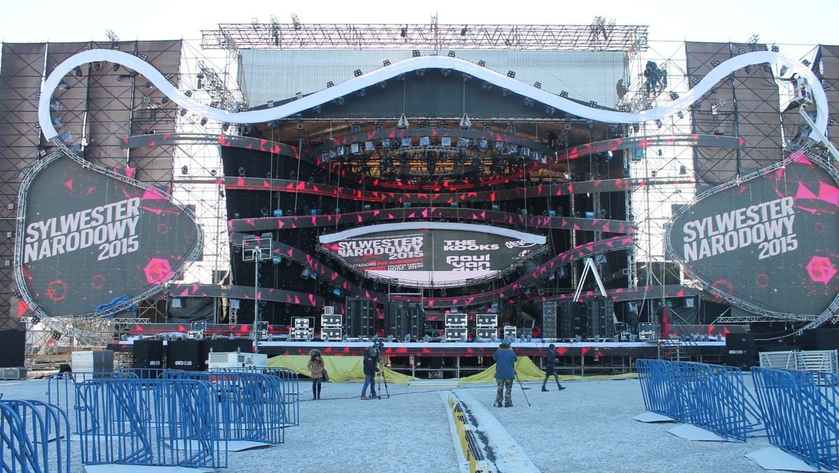 Już dziś Sylwester w Warszawie. Będą gwiazdy muzyki, na czele z The Kooks i Paulem van Dykiem, gigantyczna scena przy Stadionie Narodowym i efektowny pokaz pirotechniczny o północy. Tak zapowiada się miejski sylwester w Warszawie. Prezentujemy program imprezy, szczegóły organizacyjne i podpowiadamy, jak dojechać i wrócić z zabawy.