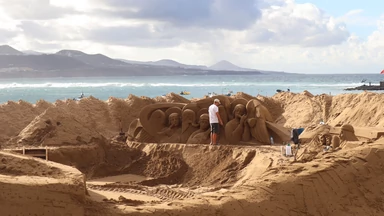 Na plaży w stolicy Gran Canarii powstaje szopka z piasku